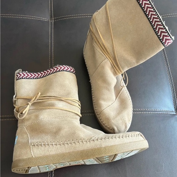 Tom’s Nepal Suede Faux Fur Boots - Picture 3 of 6